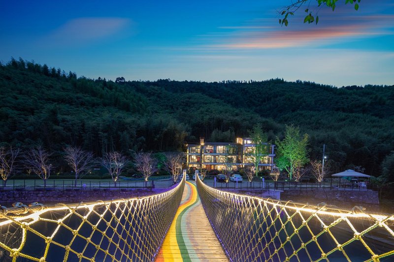 Qinglian Zhuangyuan GuesthouseOver view