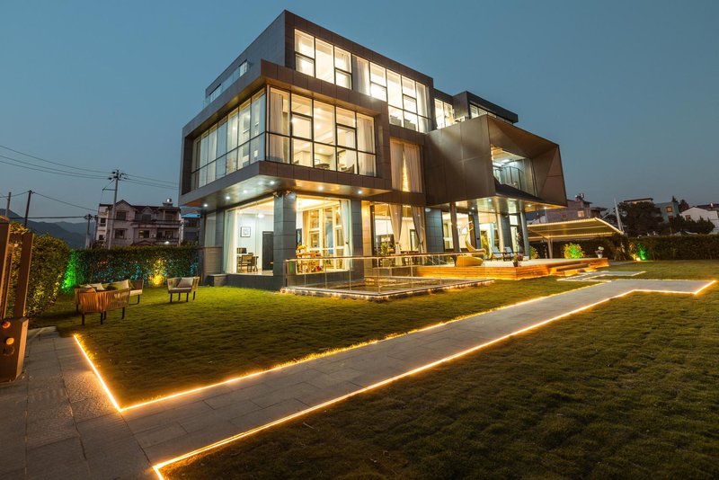 Happy HotelOver view