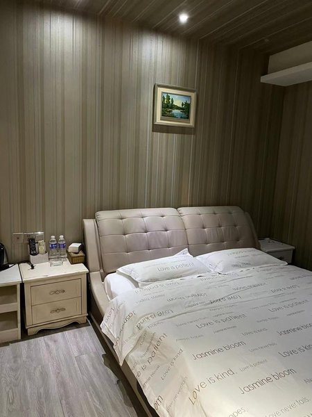 Yilu Xiangxi Theme HotelGuest Room