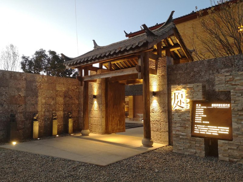 泸沽湖原处酒店外景图
