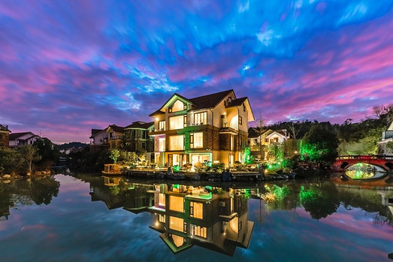 Flower building luxury · Moon Bay inn Over view