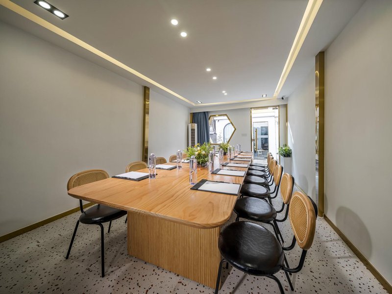 Qingyan Shangpin Courtyard meeting room