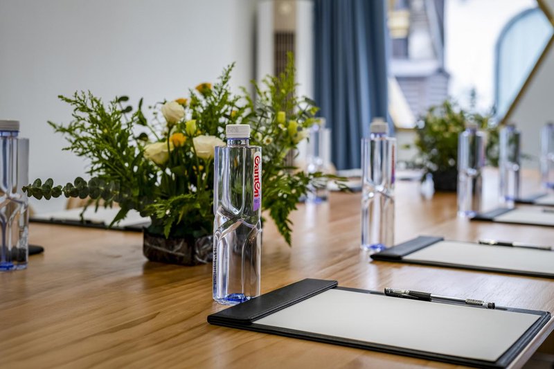 Qingyan Shangpin Courtyard meeting room