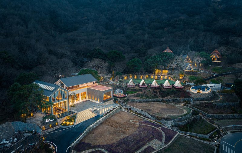 Green stone holiday manor Over view