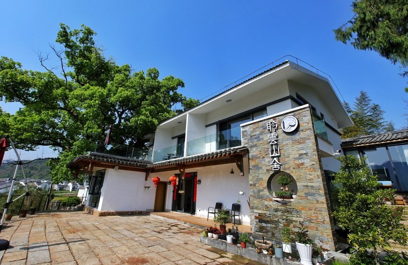 Stray Clouds VillaOver view