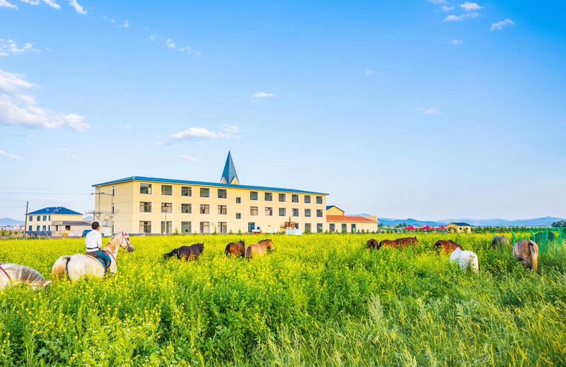 Sonny Bell Hotel (Fengning Bashang grassland store) Over view