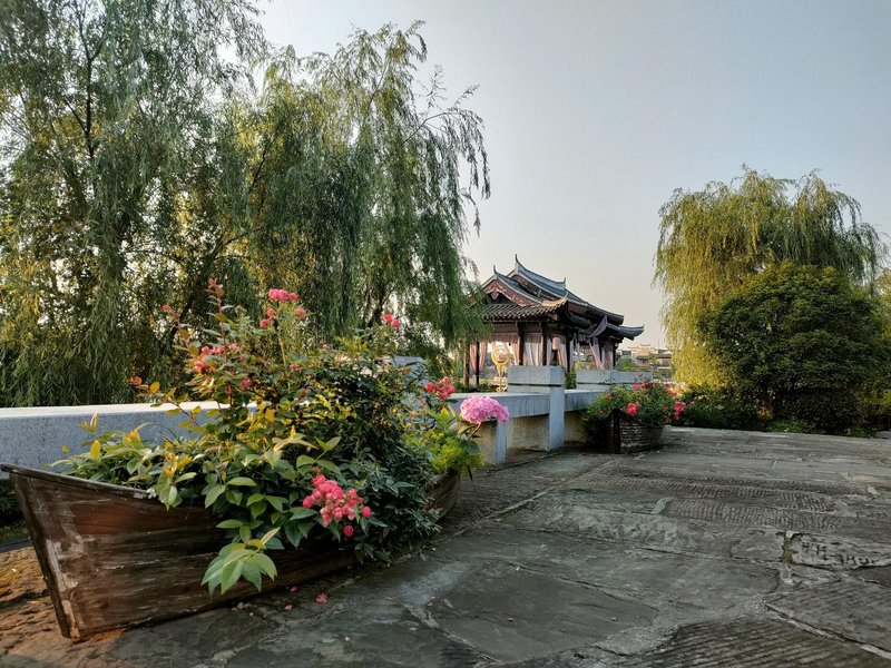 TongGuan kiln Flowers Inn Over view