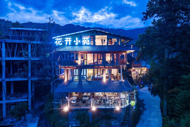 Huakai Xiaoyuan Hostel Over view