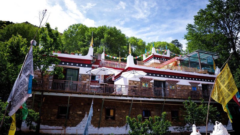 Flower Fields Tibetan Guest house&Bar Over view