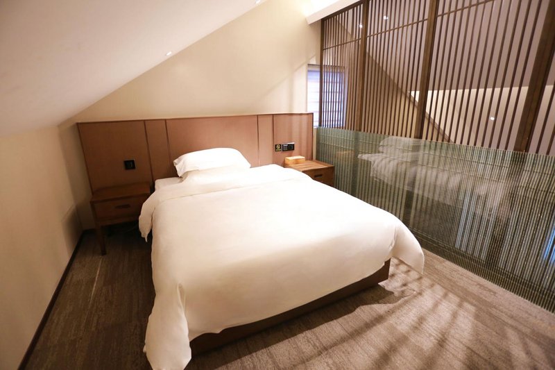 Flora Hotel ZhifuGuest Room