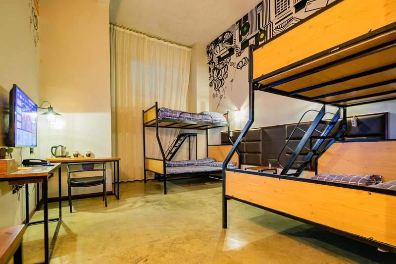 Zhongwei Yunlai Designer Hotel (Shapotou Scenic Area Visitor Center)Guest Room