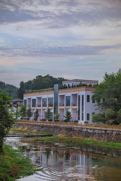 Clouds on the Prairie Anji Lanting Riverside Resort Over view