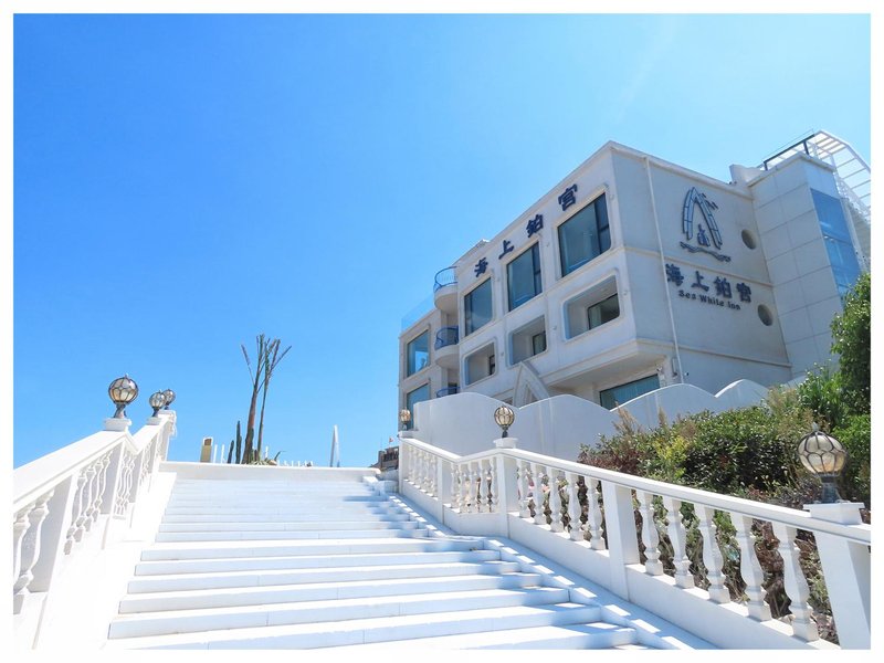 Sea White InnOver view