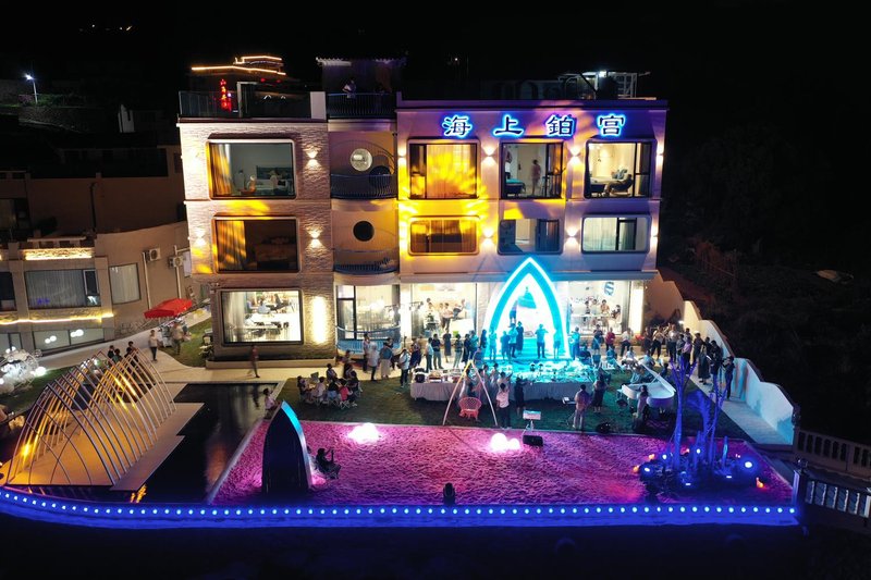 Sea White InnOver view