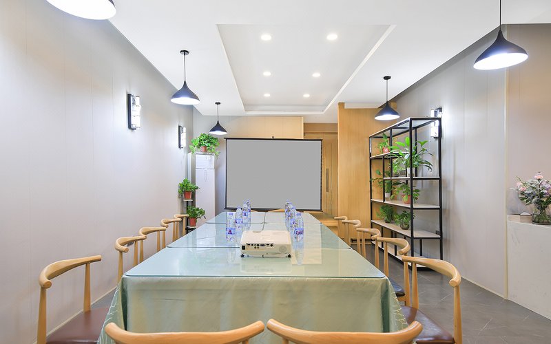 Yahu Light Luxury Hotel meeting room