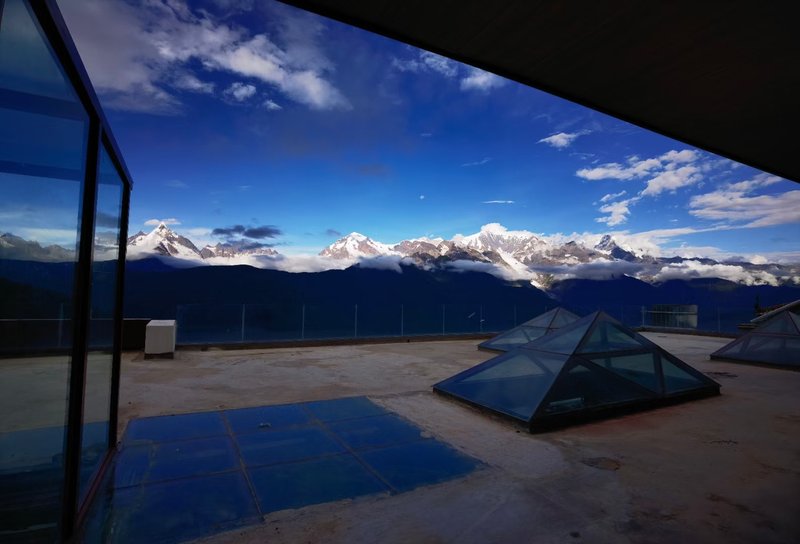 Snow Mountain Wake Up Hotel Over view