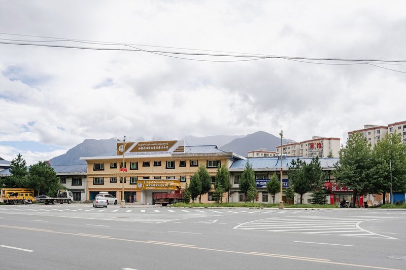 Linzhi Jingsheng Hotel Over view