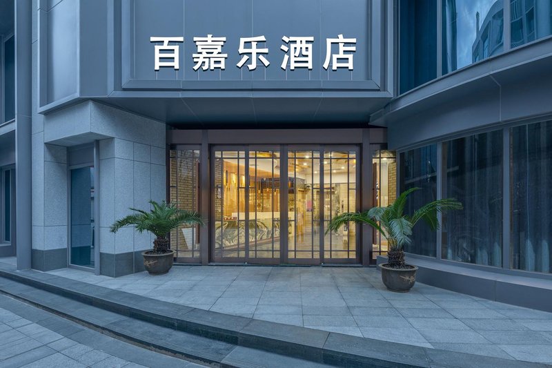 Bacarol Inn Over view