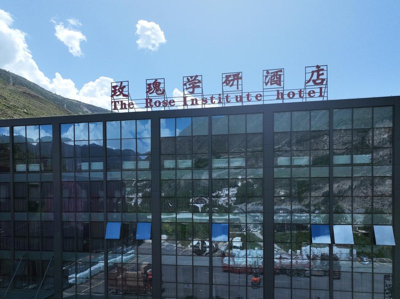 Little Golden Rose Xueyan Resort Over view