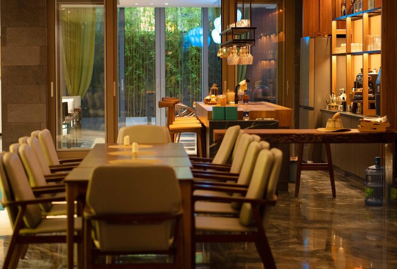 Xishuangbanna Jinghong Li Nai Biyuntan designed wild luxury villa Restaurant