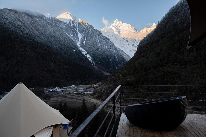Yubeng Tibetan Mid-Levels ZGlamping Wild Luxury Tent Over view