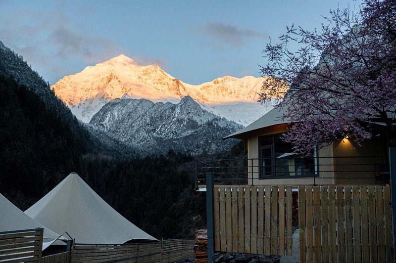 Yubeng Tibetan Mid-Levels ZGlamping Wild Luxury Tent Over view