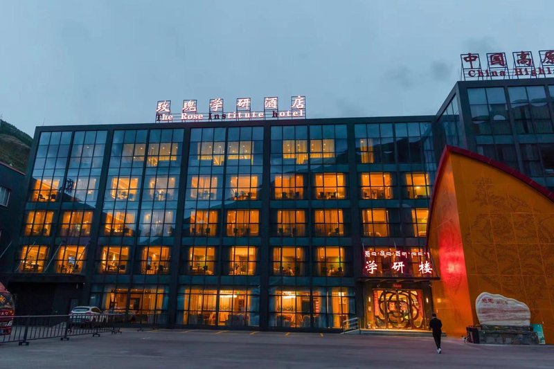 Little Golden Rose Xueyan Resort Over view