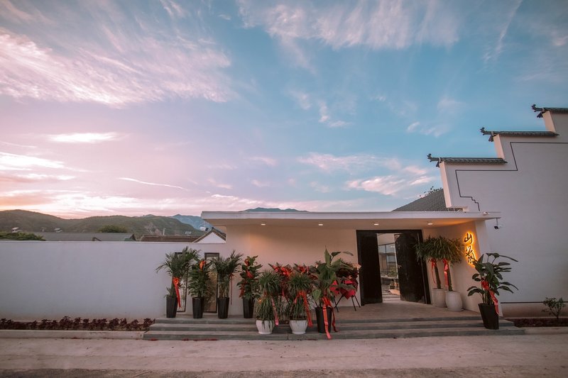 Yuntai Mountain Front Homestay Over view