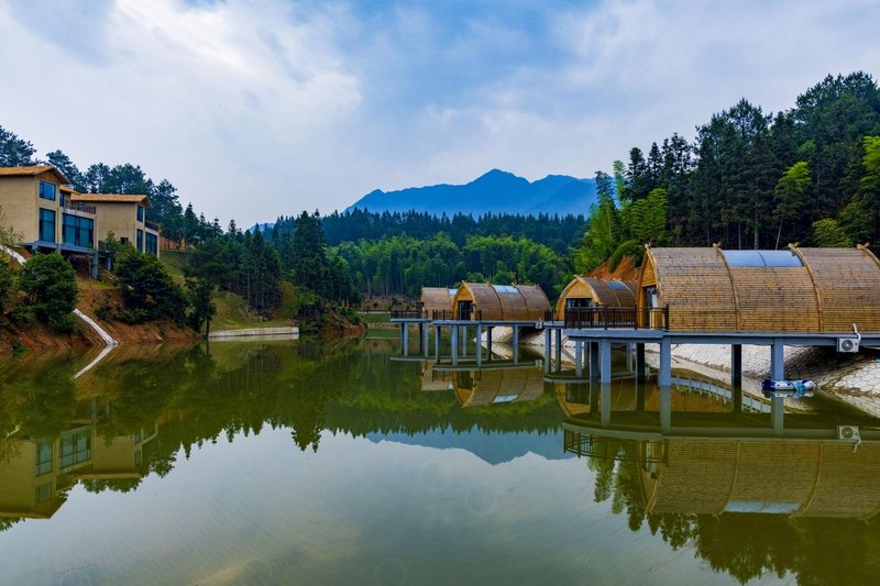 资溪冠合芳草地度假酒店外景图