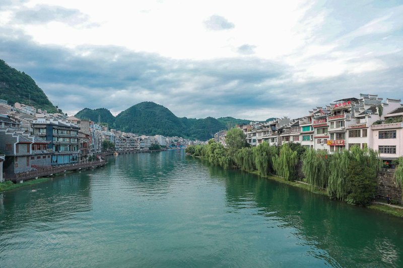 Jiulong Yipin Hotel (Zhenyuan Ancient City New Bridge) Over view