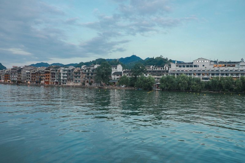 Jiulong Yipin Hotel (Zhenyuan Ancient City New Bridge) Over view