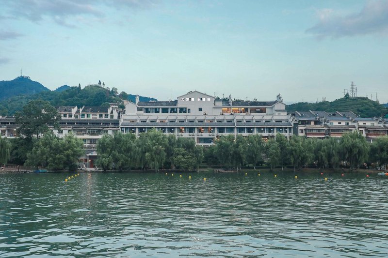 Jiulong Yipin Hotel (Zhenyuan Ancient City New Bridge) Over view