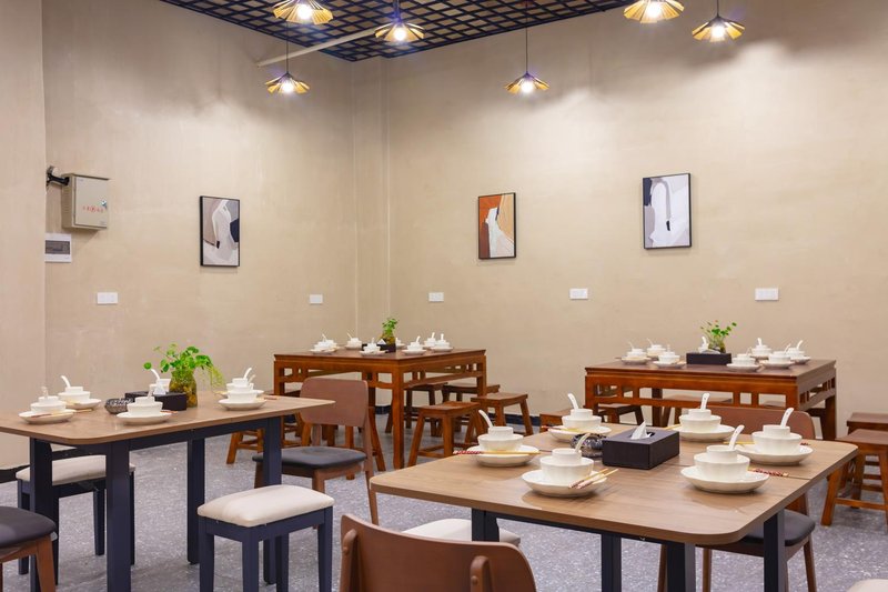 Phoenix Valley Huajian·Meiqi Sifan Homestay (Phoenix Ancient City Branch) Restaurant