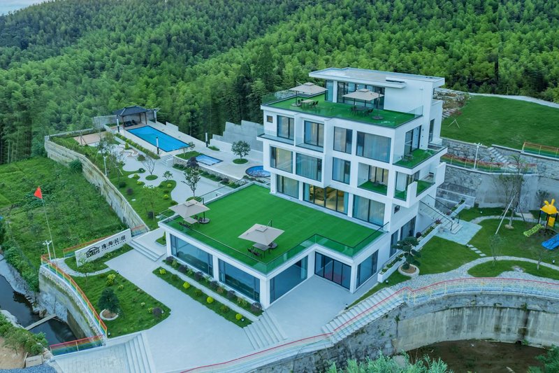 Anji amidst the home stay facility (angie cloud grassland) Over view