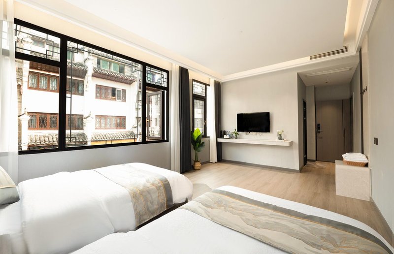 Zhenyuan Lane to Hotel Guest Room