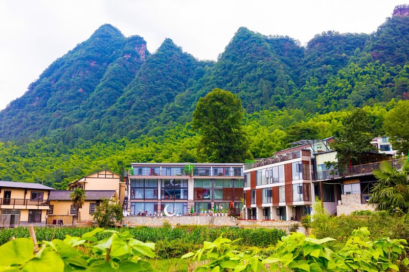 Yuelanshan YuezhuJu Homestay (Zhangjiajie National Forest Park Zimugang Ticket Station) Over view