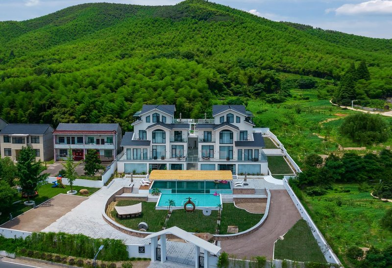 Gemini&TWINS · Wild Luxury Designer Manor (Mount Mogan Resort Store)Over view