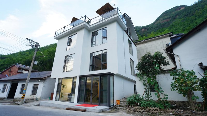 Anji Mountain has Fusu Wild Luxury Terrace for parents and children to stay Over view