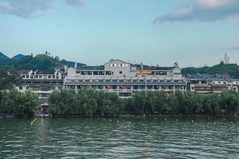 Jiulong Yipin Hotel (Zhenyuan Ancient City New Bridge) Over view