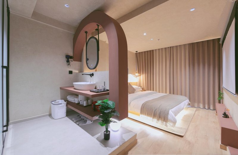 Qingyu Designer Riverview Homestay (Fenghuang Ancient Town Hongqiao Branch) Guest Room
