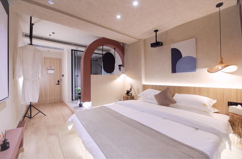 Qingyu Designer Riverview Homestay (Fenghuang Ancient Town Hongqiao Branch) Guest Room