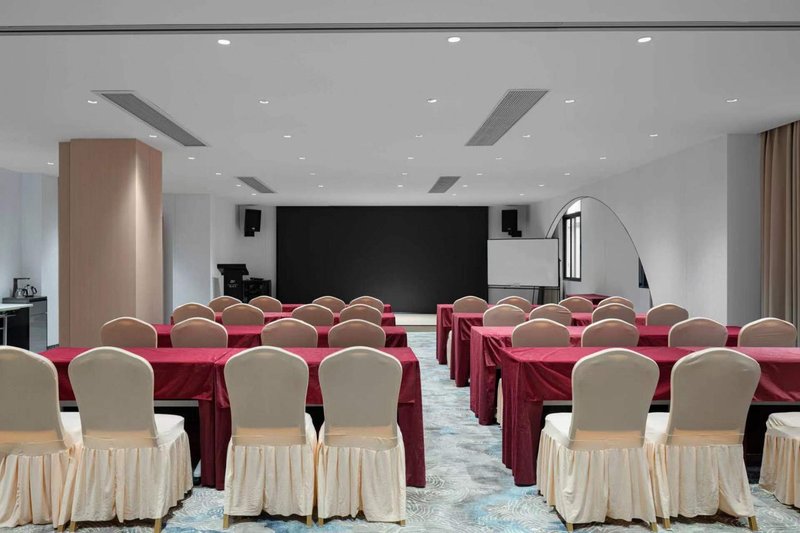 Julaier Hotel (Shantou High-speed Railway Station) meeting room