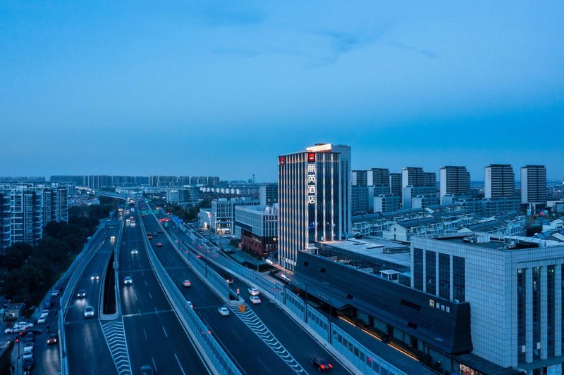 Radisson Red Yangzhou Slender West Lake Over view