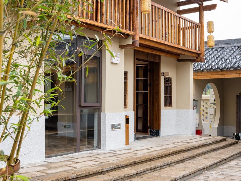 龙南虔心小镇半山腰温泉度假酒店外景图