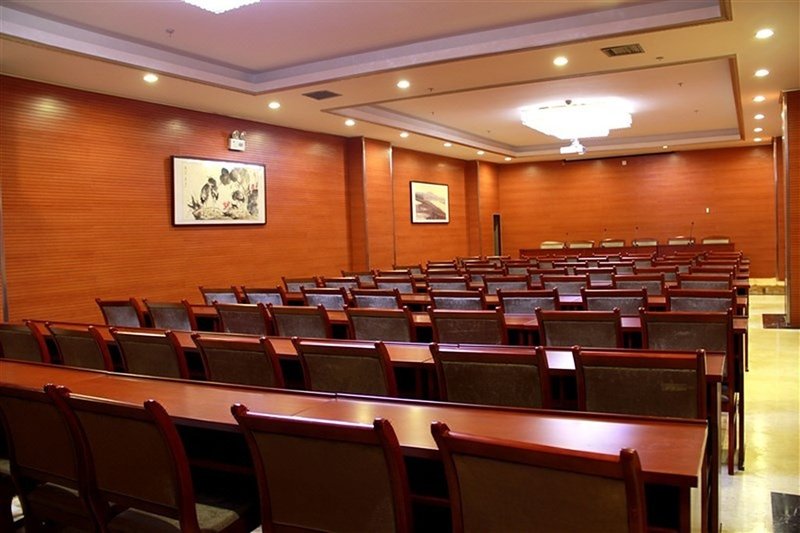 Qilu Bairui Hotel meeting room