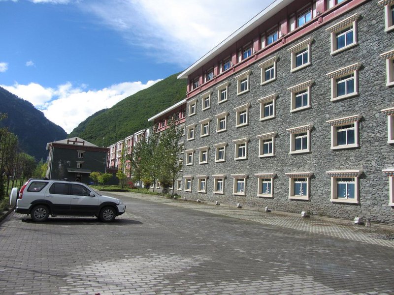 Dagu Glacier Hotel over view