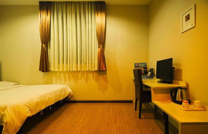 Super 8 Hotel Linjiang Yalujiang Pan Guest Room