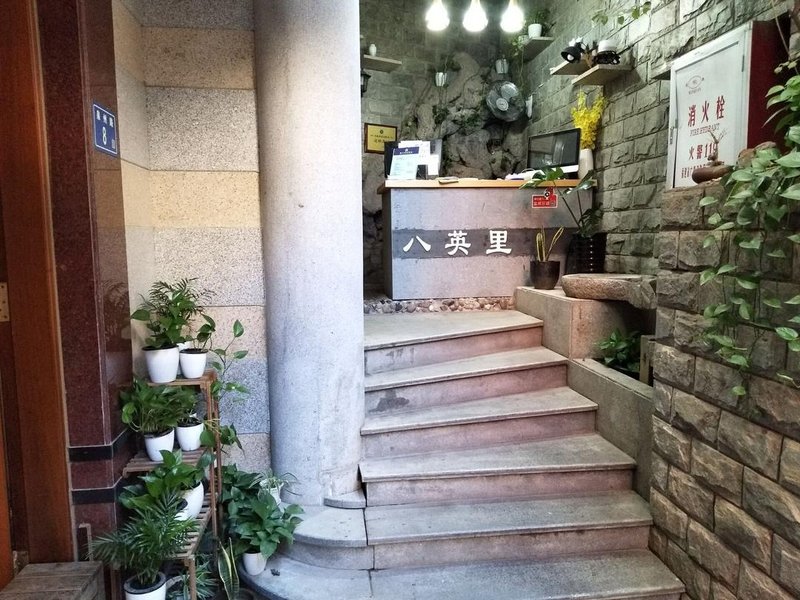 8 mile hotelOver view