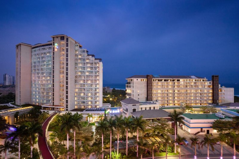 Aloha Oceanfront Suite Resort Over view