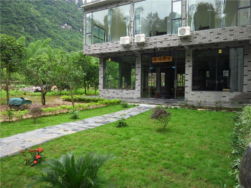 Yellow cloth reflection innOver view